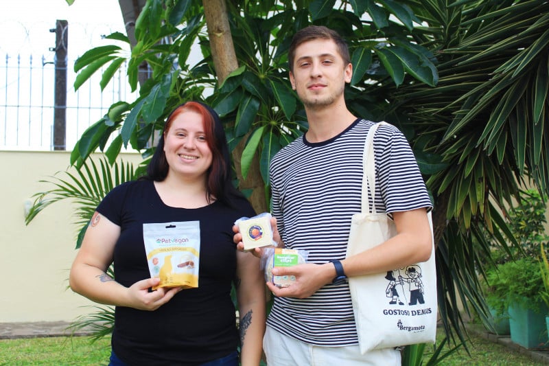 Giovanna e Édson Vargas são irmãos e sócios no Mercado Bergamota, e-commerce de itens veganos Foto: ARQUIVO PESSOAL/DIVULGAÇÃO/JC