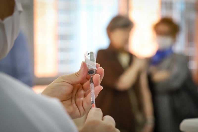 A vacina bivalente será aplicada em 33 unidades de saúde de Porto Alegre