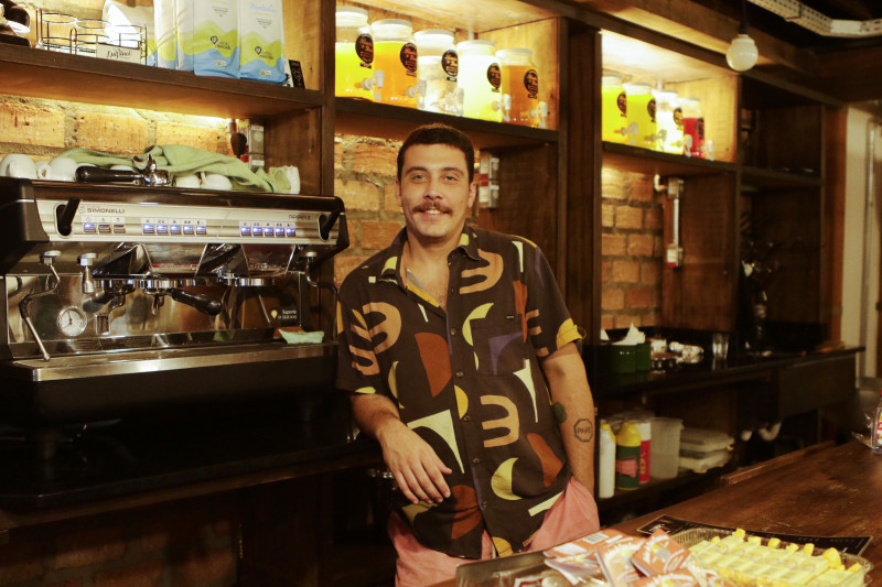 Thiago Ribas comanda o Zuca, que opera, durante o dia, como cafeteria e, à noite, como boteco  Foto: ANA TERRA FIRMINO/JC