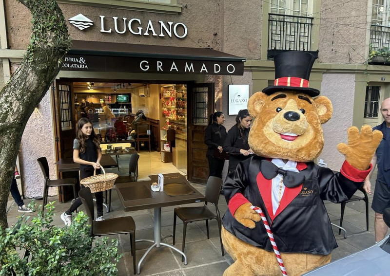 {'nm_midia_inter_thumb1':'https://www.jornaldocomercio.com/_midias/jpg/2023/04/27/206x137/1_minuto_varejo___loja_chocolataria_lugano___rua_felix_da_cunha___porto_alegre___moinhos_de_vento-10196496.jpg', 'id_midia_tipo':'2', 'id_tetag_galer':'', 'id_midia':'644adc02794ba', 'cd_midia':10196496, 'ds_midia_link': 'https://www.jornaldocomercio.com/_midias/jpg/2023/04/27/minuto_varejo___loja_chocolataria_lugano___rua_felix_da_cunha___porto_alegre___moinhos_de_vento-10196496.jpg', 'ds_midia': 'MINUTO VAREJO - loja chocolataria Lugano - rua Félix da Cunha - Porto Alegre - moinhos de vento', 'ds_midia_credi': 'SÉRGIO GALBINSKI/DIVULGAÇÃO/JC', 'ds_midia_titlo': 'MINUTO VAREJO - loja chocolataria Lugano - rua Félix da Cunha - Porto Alegre - moinhos de vento', 'cd_tetag': '1', 'cd_midia_w': '800', 'cd_midia_h': '567', 'align': 'Left'}