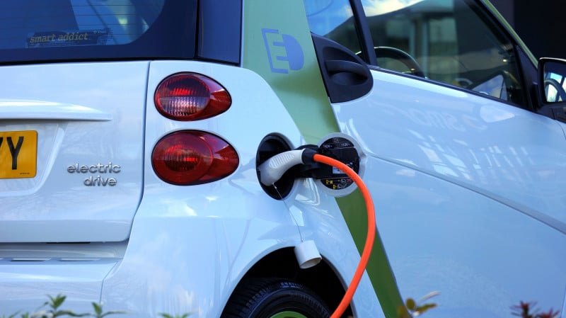 A participação de mercado dos carros híbridos e elétricos chegou a 18,3% no mês passado