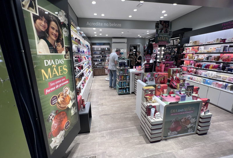 {'nm_midia_inter_thumb1':'https://www.jornaldocomercio.com/_midias/jpg/2023/04/28/206x137/1_minuto_varejo_dia_das_maes_2023_presentes_campanha_vitrine_jornal_do_comercio_4-10197877.jpg', 'id_midia_tipo':'2', 'id_tetag_galer':'', 'id_midia':'644c24a12261e', 'cd_midia':10197877, 'ds_midia_link': 'https://www.jornaldocomercio.com/_midias/jpg/2023/04/28/minuto_varejo_dia_das_maes_2023_presentes_campanha_vitrine_jornal_do_comercio_4-10197877.jpg', 'ds_midia': 'minuto varejo - dia das mães 2023 - comércio Porto Alegre - presentes - campanha -vitrine - beleza - cosméticos - perfumes - cremes - O Boticário - Shopping João Pessoa - consumo - mulheres - compras - filhos', 'ds_midia_credi': 'PATRÍCIA COMUNELLO/ESPECIAL/JC', 'ds_midia_titlo': 'minuto varejo - dia das mães 2023 - comércio Porto Alegre - presentes - campanha -vitrine - beleza - cosméticos - perfumes - cremes - O Boticário - Shopping João Pessoa - consumo - mulheres - compras - filhos', 'cd_tetag': '1', 'cd_midia_w': '800', 'cd_midia_h': '542', 'align': 'Left'}