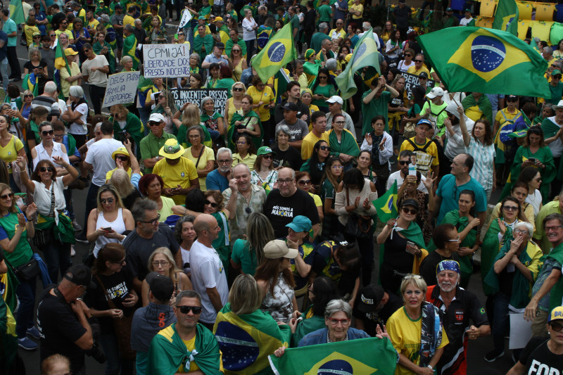 Manifestantes se reuniram em frente ao Parcão, no bairro Moinhos de Vento, em Porto Alegre