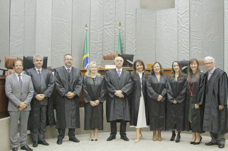 Ao centro, nova presidente do TRE-RS, Vanderlei Teresinha Tremeia Kubiak