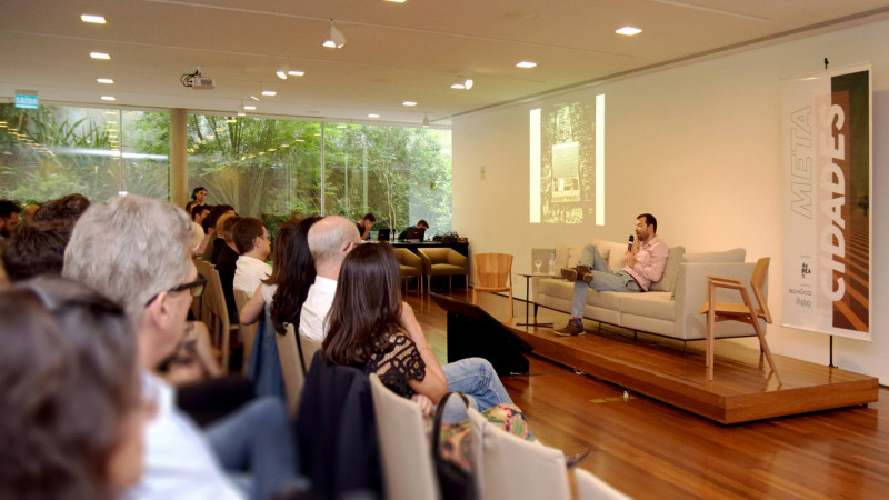 Na foto, jornalista Raul Juste Lores em evento da AsBea/RS em 2018