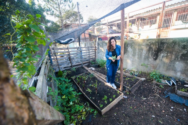 Any Moraes, organizadora do projeto, na horta comunitária