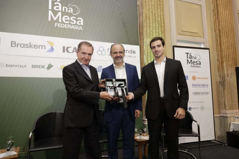Diretor-presidente do Jornal do Comércio, Mércio Tumelero, e o diretor de Operações do JC, Giovanni Jarros Tumelero, receberam a distinção do presidente da Federasul, Rodrigo Sousa Costa 