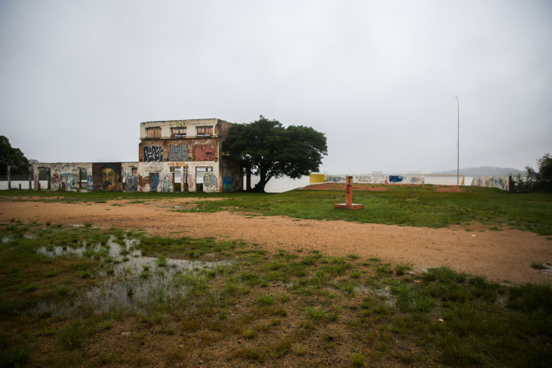 Praça do Poleto, em Belém Novo, foi utilizada como canteiro de obras