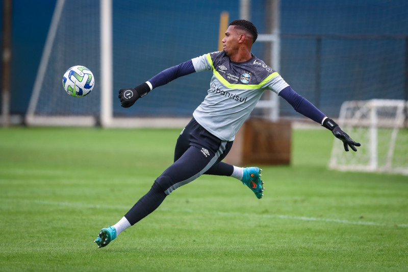 Enquanto aguarda uma nova chance entre os titulares, Adriel ficar&aacute; na reserva de Grando