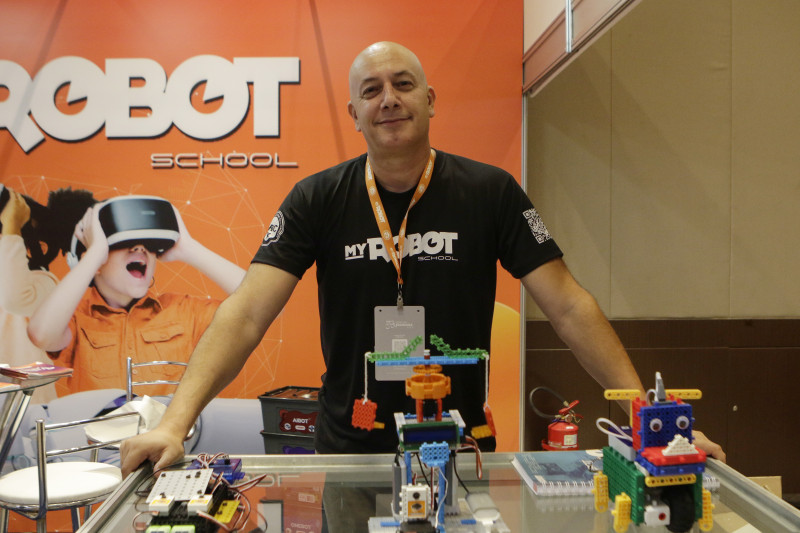 {'nm_midia_inter_thumb1':'https://www.jornaldocomercio.com/_midias/jpg/2023/05/05/206x137/1_atf_050523_feira_de_franquias___5_-10202926.jpg', 'id_midia_tipo':'2', 'id_tetag_galer':'', 'id_midia':'645554468609b', 'cd_midia':10202926, 'ds_midia_link': 'https://www.jornaldocomercio.com/_midias/jpg/2023/05/05/atf_050523_feira_de_franquias___5_-10202926.jpg', 'ds_midia': 'Edson Machado, diretor nacional da My Robot. ', 'ds_midia_credi': 'ANA TERRA FIRMINO/JC', 'ds_midia_titlo': 'Edson Machado, diretor nacional da My Robot. ', 'cd_tetag': '1', 'cd_midia_w': '800', 'cd_midia_h': '533', 'align': 'Left'}