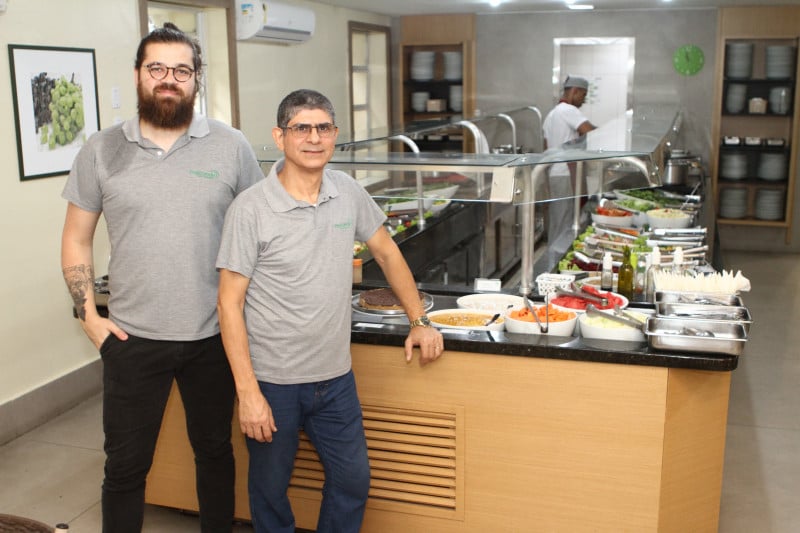 André e Beto Flores são sócios do Prato Verde, restaurante vegetariano de Porto Alegre que opera há 32 anos no mesmo ponto no Farroupilha Foto: EVANDRO OLIVEIRA/JC