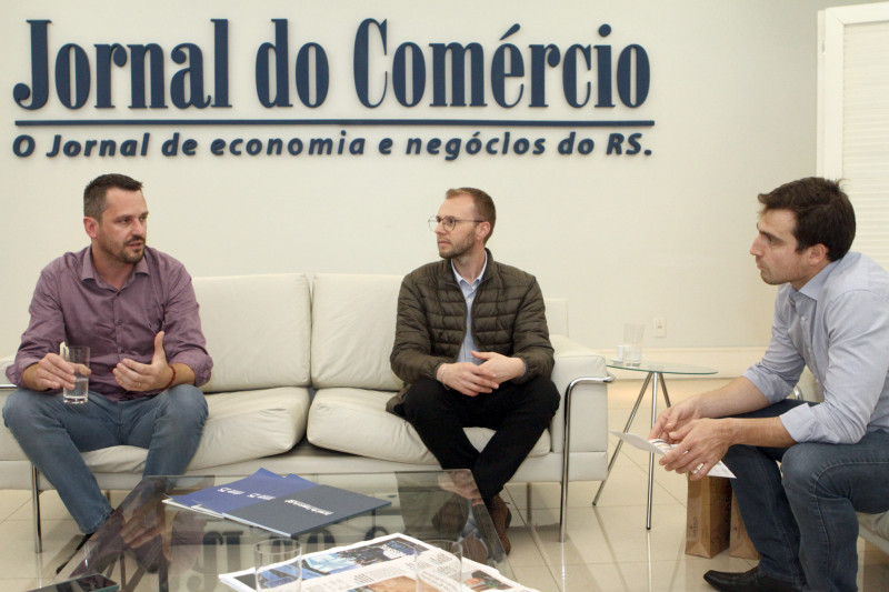 O gerente de marketing da Garibaldi, Maiquel Vignatti (E), e o gestor de comunicação da cooperativa, André Luís Rech, foram recebidos pelo diretor de Operações do JC, Giovanni Tumelero (D)