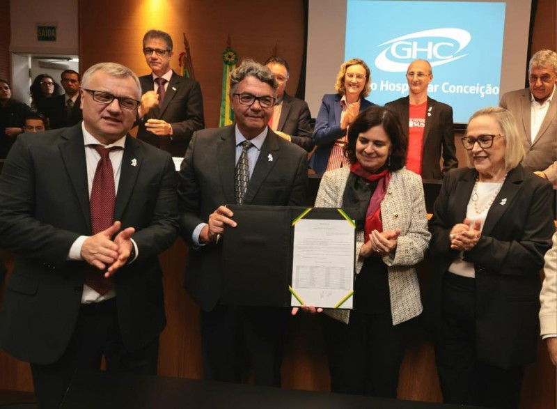 Barichello, Helvécio Magalhães, do Ministério da Saúde, a ministra da Saúde, Nísia Trindade, e Arita Bergmann, com a portaria que garantirá a realização de mais 17.468 cirurgias no Estado