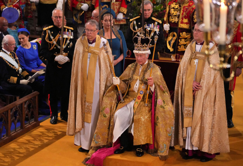 {'nm_midia_inter_thumb1':'https://www.jornaldocomercio.com/_midias/jpg/2023/05/06/206x137/1_635616_01_02-10203218.jpg', 'id_midia_tipo':'2', 'id_tetag_galer':'', 'id_midia':'64564f00cda5a', 'cd_midia':10203218, 'ds_midia_link': 'https://www.jornaldocomercio.com/_midias/jpg/2023/05/06/635616_01_02-10203218.jpg', 'ds_midia': ' Britain's King Charles III with the St Edward's Crown on his head attends the Coronation Ceremony inside Westminster Abbey in central London on May 6, 2023. - The set-piece coronation is the first in Britain in 70 years, and only the second in history to be televised. Charles will be the 40th reigning monarch to be crowned at the central London church since King William I in 1066. Outside the UK, he is also king of 14 other Commonwealth countries, including Australia, Canada and New Zealand. Camilla, his second wife, will be crowned queen alongside him and be known as Queen Camilla after the ceremony. (Photo by Aaron Chown / POOL / AFP)', 'ds_midia_credi': 'Aaron Chown/POOL/AFP/JC', 'ds_midia_titlo': ' Britain's King Charles III with the St Edward's Crown on his head attends the Coronation Ceremony inside Westminster Abbey in central London on May 6, 2023. - The set-piece coronation is the first in Britain in 70 years, and only the second in history to be televised. Charles will be the 40th reigning monarch to be crowned at the central London church since King William I in 1066. Outside the UK, he is also king of 14 other Commonwealth countries, including Australia, Canada and New Zealand. Camilla, his second wife, will be crowned queen alongside him and be known as Queen Camilla after the ceremony. (Photo by Aaron Chown / POOL / AFP)', 'cd_tetag': '1', 'cd_midia_w': '800', 'cd_midia_h': '546', 'align': 'Left'}