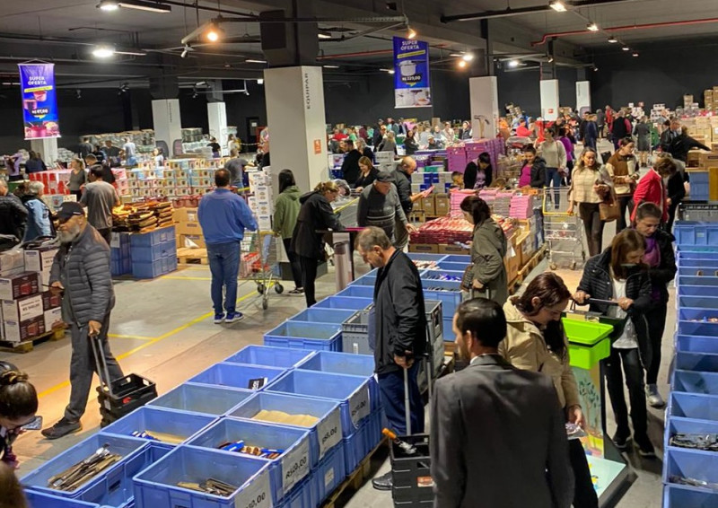 {'nm_midia_inter_thumb1':'https://www.jornaldocomercio.com/_midias/jpg/2023/05/06/206x137/1_minuto_varejo_tramontina_liquidacao_mega_movimento_jornal_do_comercio-10203232.jpg', 'id_midia_tipo':'2', 'id_tetag_galer':'', 'id_midia':'64565297a2650', 'cd_midia':10203232, 'ds_midia_link': 'https://www.jornaldocomercio.com/_midias/jpg/2023/05/06/minuto_varejo_tramontina_liquidacao_mega_movimento_jornal_do_comercio-10203232.jpg', 'ds_midia': 'Minuto Varejo - Tramontina - outlet Farroupilha - milhares de pessoas - consumidores - descontos produtos - itens para casa ', 'ds_midia_credi': 'TRAMONTINA/DIVULGA&Ccedil;&Atilde;O/JC', 'ds_midia_titlo': 'Minuto Varejo - Tramontina - outlet Farroupilha - milhares de pessoas - consumidores - descontos produtos - itens para casa ', 'cd_tetag': '1', 'cd_midia_w': '800', 'cd_midia_h': '566', 'align': 'Left'}