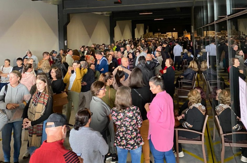 Multidão se concentra na frente da T factory store antes da abertura das portas para entrar