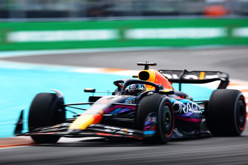  O companheiro de equipe do holandês, o mexicano Sérgio Pérez terminou em segundo e o espanhol Fernando Alonso, da Aston Martin, fechou o terceiro pódio.