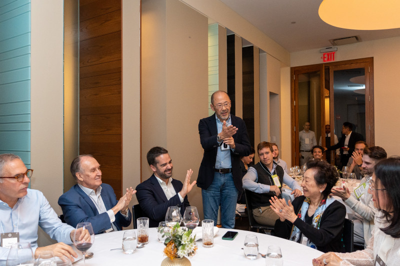 Eduardo Leite teve reunião com dirigentes do Instituto Ling, empresários e bolsistas em Nova York