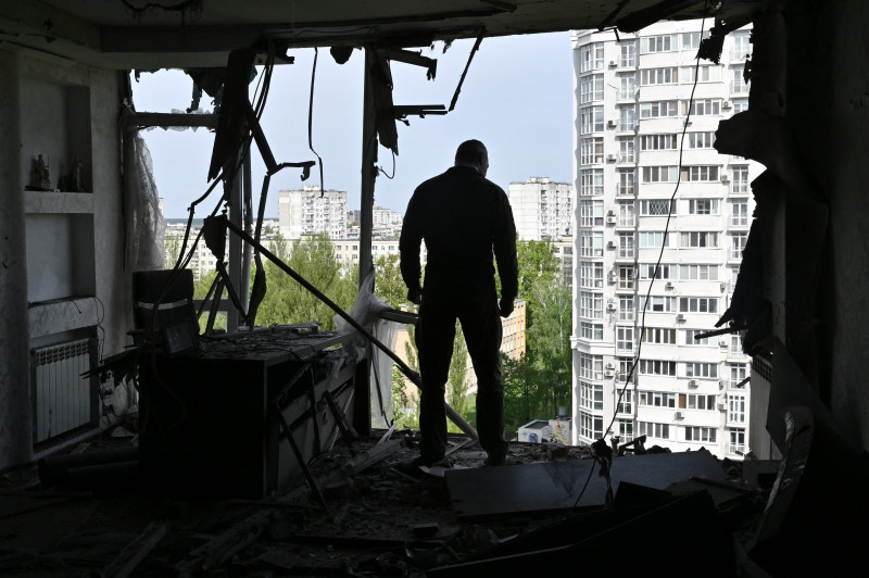 Destroços de drones atingiram prédios residenciais na capital ucraniana