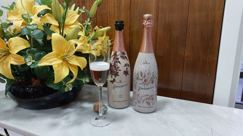 {'nm_midia_inter_thumb1':'https://www.jornaldocomercio.com/_midias/jpg/2023/05/08/206x137/1_whatsapp_image_2023_05_08_at_11_19_57-10204093.jpeg', 'id_midia_tipo':'2', 'id_tetag_galer':'', 'id_midia':'645906409edb0', 'cd_midia':10204093, 'ds_midia_link': 'https://www.jornaldocomercio.com/_midias/jpg/2023/05/08/whatsapp_image_2023_05_08_at_11_19_57-10204093.jpeg', 'ds_midia': 'Entre os lançamentos estão os espumantes Moscato Zero Álcool e o Prosecco Rosé Sweettraz', 'ds_midia_credi': 'Garibaldi/Divulgação/JC', 'ds_midia_titlo': 'Entre os lançamentos estão os espumantes Moscato Zero Álcool e o Prosecco Rosé Sweettraz', 'cd_tetag': '1', 'cd_midia_w': '800', 'cd_midia_h': '450', 'align': 'Left'}