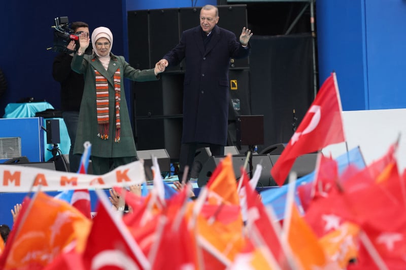 Em campanha pelo país, o presidente turco promete continuar trabalhando pelo aumento dos salários

