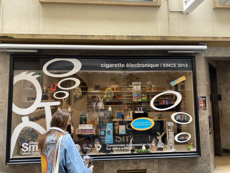 Na Suíça, é possível ver diversas lojas de cigarros eletrônicos  nas ruas