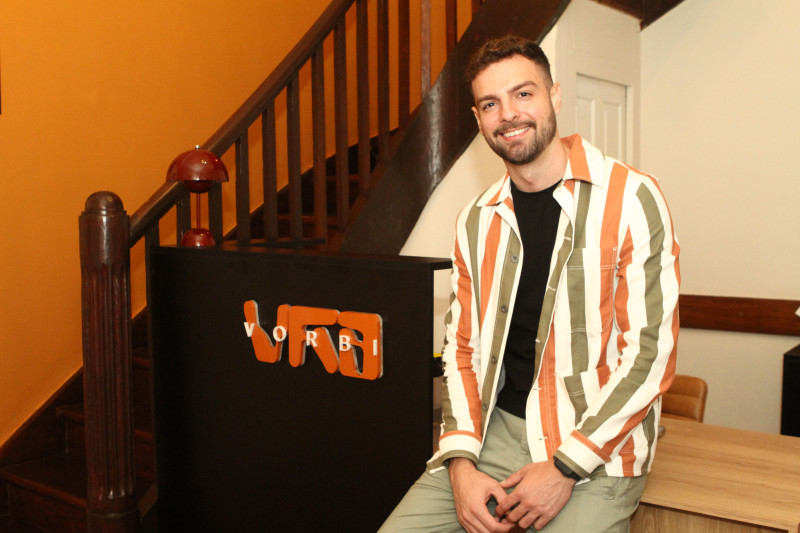  Leonardo Dewes est&aacute; &agrave; frente do Est&uacute;dio Vorbi em Porto Alegre Foto: EVANDRO OLIVEIRA/JC