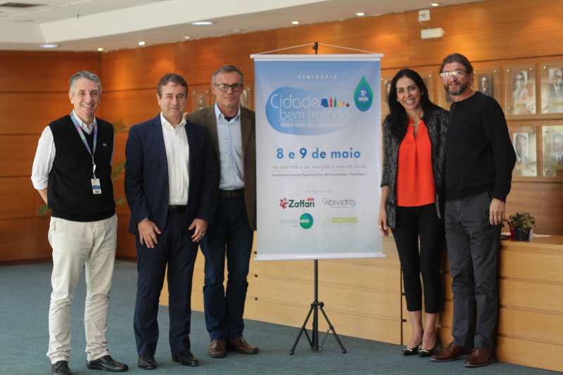 Odilon Francisco, Ricardo Bastos, Alberto Moesch, Daniela Cardeal e Odorico Konrad no seminário Cidade Bem Tratada