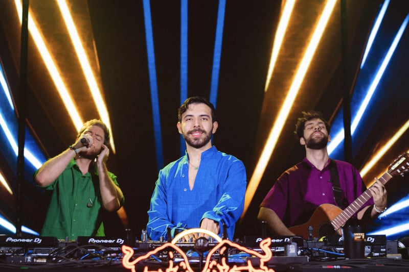 Grupo foi um dos grandes destaques do line-up do Lollapalooza em março e traz sonoridades ímpares às 16h