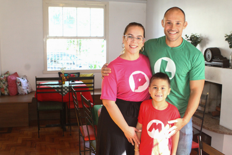 F&atilde;s de Mario, Carla, Joseph e o pequeno Carlo levaram a inspira&ccedil;&atilde;o dos games para o neg&oacute;cio Foto: EVANDRO OLIVEIRA/JC