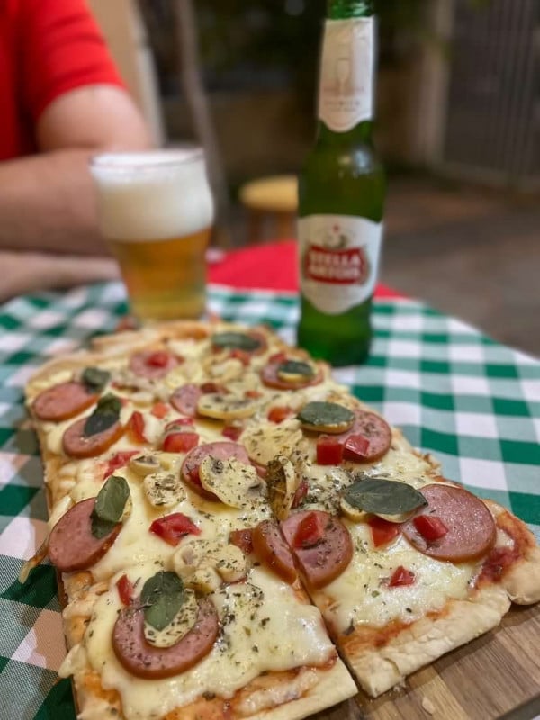 As pizzas podem ser consumidas no local, por take away ou delivery. Nesses dois &uacute;ltimos casos, a pizza vai pr&eacute;-assada para finalizar em casa Foto: DIVULGA&Ccedil;&Atilde;O/REPRODU&Ccedil;&Atilde;O/JC