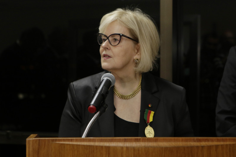 Ao receber homenagem, a presidente do STF, Rosa Weber, se mostrou emocionada por estar em Porto Alegre