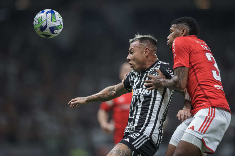 Eduardo Vargas marcou o primeiro gol logo aos três minutos de jogo, desmontando a estratégia colorada