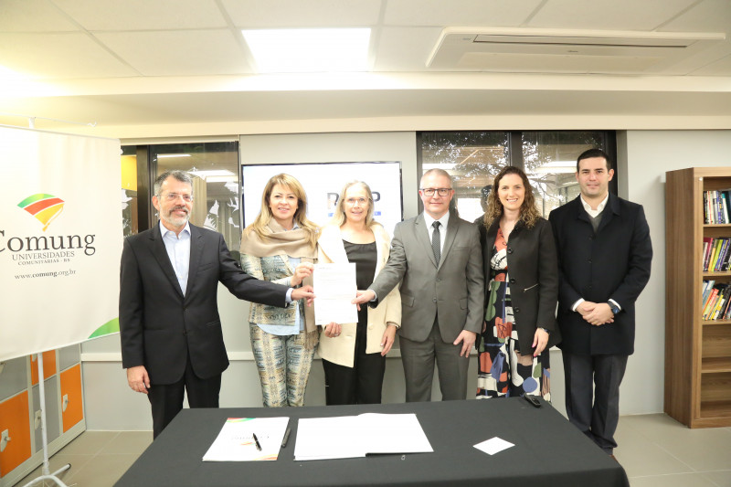 Evento de assinatura foi conduzido pelo presidente do Comung, reitor Rafael Frederico Henn e pelo diretor-geral da RNP, Nelson Simões