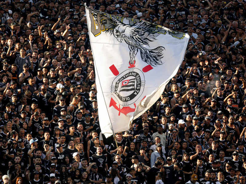 Clássico foi interrompido devido aos cânticos preconceituosos entoados pela torcida do Corinthians