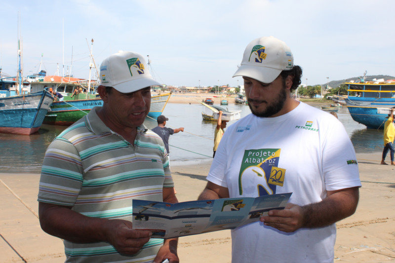 Em Rio Grande, o Instituto Albatroz atua junto a pescadores em atividades de educação ambiental