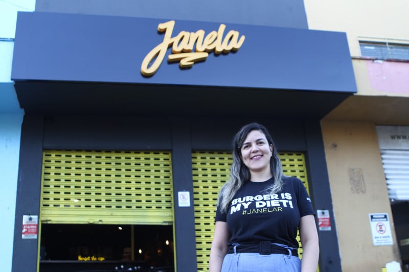Louise Gon&ccedil;alves, propriet&aacute;ria do Janela Bar, novo bar da zona sul de Porto Alegre Foto: EVANDRO OLIVEIRA/JC