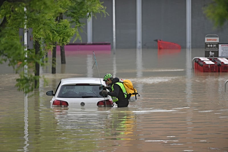 Fortes chuvas levaram o rio Santerno, que margeia parte do Autódromo Enzo e Dino Ferrari, a transbordar em diversos trechos