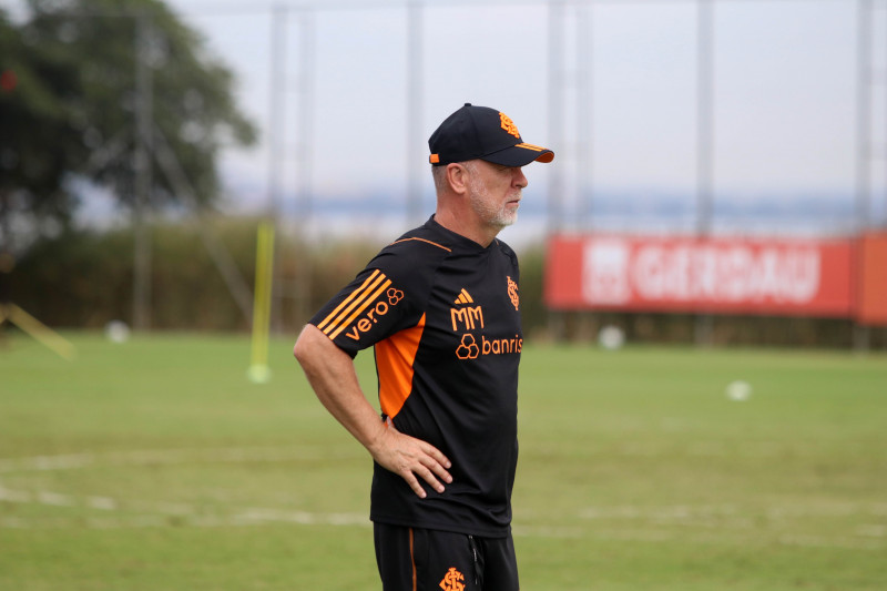 Mano Menezes precisa vencer o Grenal 439 para se manter no comando do Inter