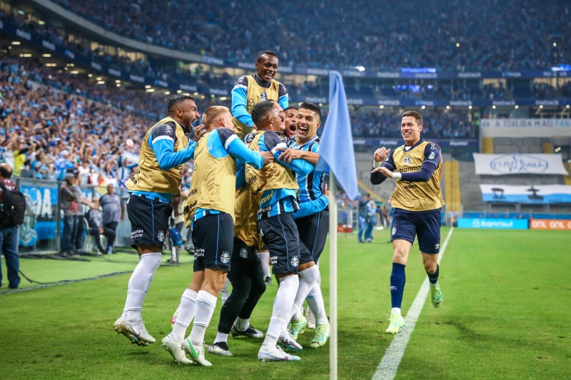 Luis Suárez (centro) marcou o primeiro gol e fez assistência para o terceiro em importante vitória tricolor
