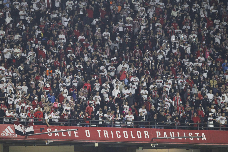 Briga entre torcedores de São Paulo e Vasco ocorreu após a partida do Brasileirão, no sábado