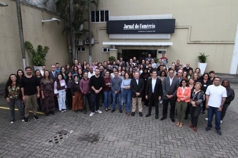 Atual equipe do Jornal 
do Comércio posa para 
foto em frente à sede do diário, que está completando 90 anos de circulação ininterrupta