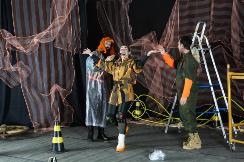 Espetáculo apresentado retrata um mundo pós-apocalíptico, onde os personagens sobrevivem entre ilhas de plásticos