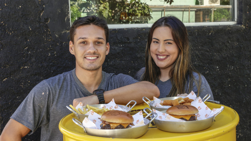 Vinícius Souza e Raíra Coser comandam o Burger Carne e Queijo desde 2020. Os sócios se preparam para migrar a operação para um novo ponto Foto: TÂNIA MEINERZ/JC