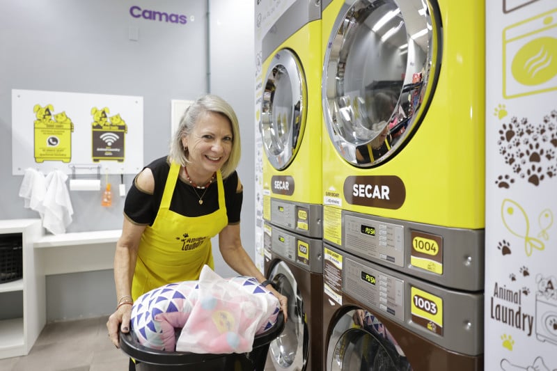 Denise Flesch comanda a Animal Laundry, lavanderia exclusiva para roupas de pets Foto: T&Acirc;NIA MEINERZ/JC