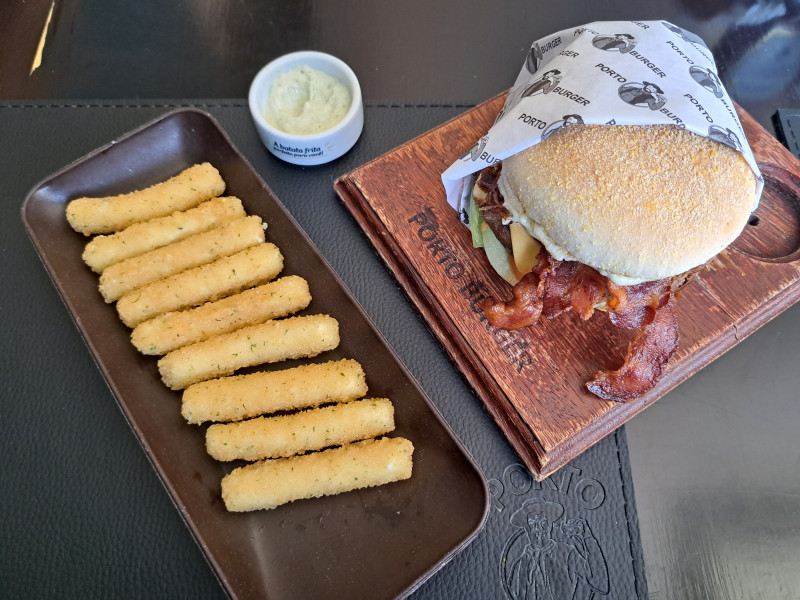 O hambúrguer de costelão 12h custa R$ 52,90 e pode ser acompanhado por palitinhos de queijo, por R$ 34,90 Foto: JOÃO PEDRO CECCHINI/ESPECIAL/JC
