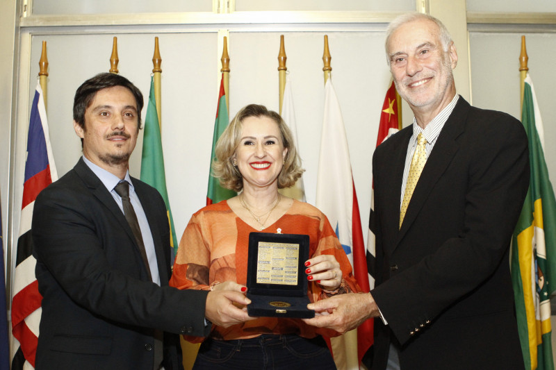O Hotel Plaza São Rafael celebrou 50 anos e recebeu a Medalha da 56ª Legislatura da Assembleia; na foto, Oscar Schmidt, a deputada Patrícia Alba e o presidente da rede, Carlos Henrique Schmidt