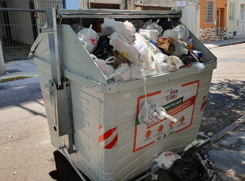 Sem tampa, contêineres expõem descarte inadequado de lixo reciclável