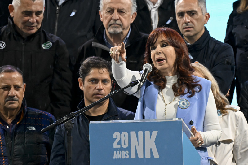 No feriado que o país comemora o Dia da Pátria, Cristina estava cercada por cerca de 300 políticos no palanque
