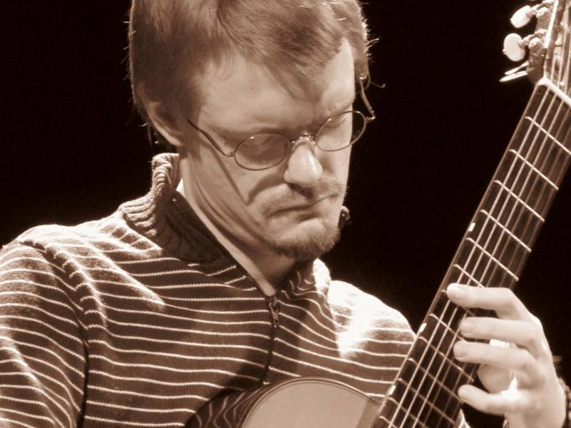 Violonista Danton Oestreich apresenta Homenagens em seis cordas, no Teatro Moacyr Scliar